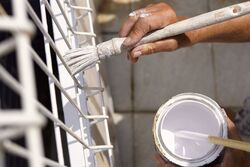 Natírání kovu bílou barvou